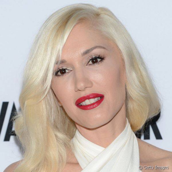 Gwen Stefani gosta de aplicar o batom vermelho um pouco acima da linha dos l?bios para que eles fiquem mais volumosos.